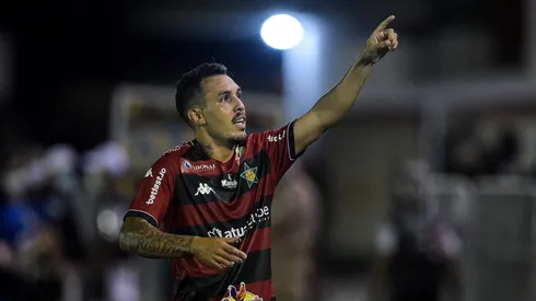 Foto: Thiago Ribeiro/AGIF - Watson, ex-jogador do Portuguesa, comemora seu gol durante partida contra o Botafogo no estadio Luso Brasileiro pelo campeonato Carioca 2022.