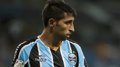 Foto: Ramiro Furquim/AGIF - Alan Ruiz, ex-jogador do Gremio, em lance contra o Nacional-URU durante partida pela Copa Libertadores 2014 na Arena do Gremio.