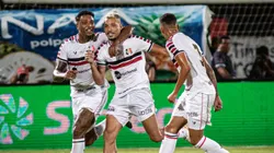 Foto: Paulo Paiva/AGIF - Hugo Cabral, jogador do Santa Cruz, comemora seu gol com jogadores do seu time durante partida contra o Caucaia no estadio Arruda pelo campeonato Copa do Nordeste 2023.