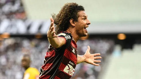 Foto: Kely Pereira/AGIF - Willian Arão, ex-jogador do Flamengo, comemora seu gol com jogadores do seu time durante partida contra o Ceara no estadio Arena Castelao pelo campeonato Brasileiro A 2022.