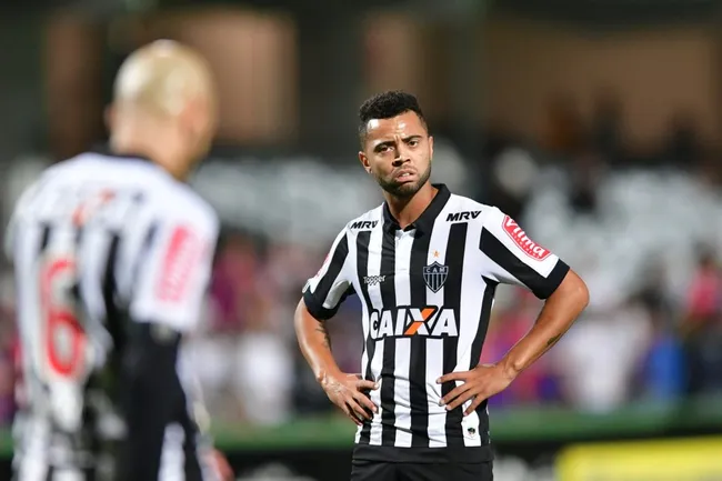 Foto: Jason Silva/AGIF – Ex-Galo, Rafael Carioca foi sugerido por Falcão como o “camisa 5” ideal para o Peixe