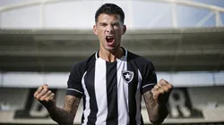 Foto: Vitor Silva/BFR - Zagueiro Victor Cuesta, do Botafogo, foi um dos vários nomes indicados por Falcão em vão no Santos