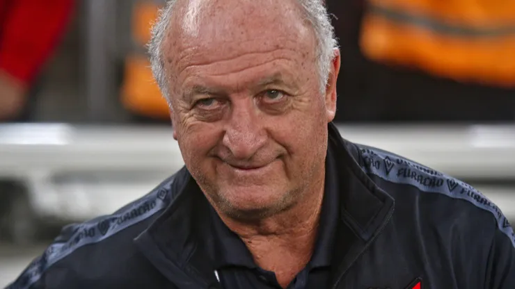 Foto: Gabriel Machado/AGIF - Felipão, quando foi diretor tecnico do Athletico-PR, durante partida contra o Atletico-MG, no estadio Arena da Baixada pelo campeonato Libertadores 2023.