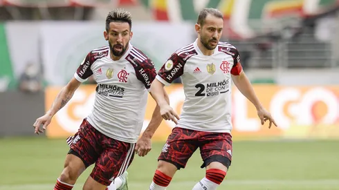 Foto: Marcelo Cortes / Flamengo - Isla (à esquerda) defendeu o Flamengo entre 2020 e 2022 e conquistou inúmeros títulos