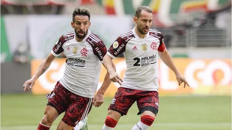 Foto: Marcelo Cortes / Flamengo - Isla (à esquerda) defendeu o Flamengo entre 2020 e 2022 e conquistou inúmeros títulos