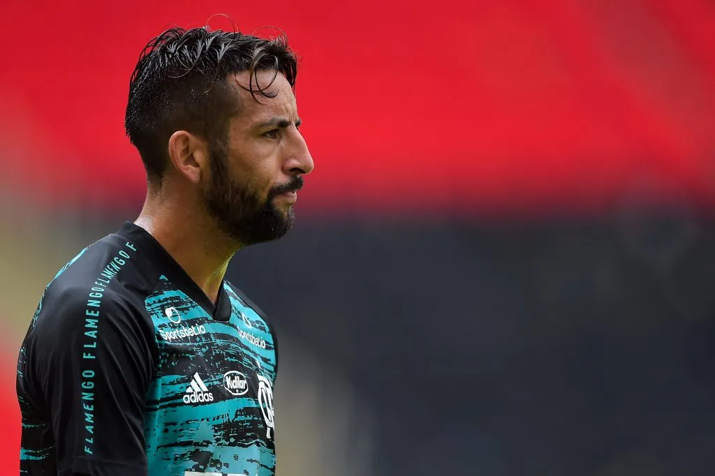 Foto: Thiago Ribeiro/AGIF – Isla está sem clube desde que deixou a Universidad Católica, em maio, e interessa ao Peixe