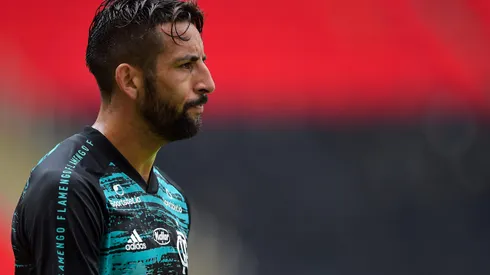 RJ - Rio de Janeiro - 23/08/2020 - BRASILEIRO A 2020, FLAMENGO X BOTAFOGO - Mauricio Isla jogador do Flamengo durante aquecimento antes da partida contra o Botafogo no estadio Maracana pelo campeonato Brasileiro A 2020. Foto: Thiago Ribeiro/AGIF