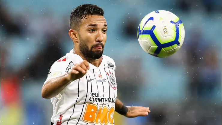 Foto: Pedro H. Tesch/AGIF - Clayson pode jogar contra o Corinthians em 2023.