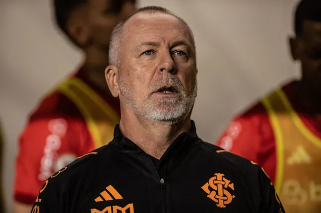 Foto: Abner Dourado/AGIF – Mano Menezes: técnico tem dúvidas no Inter contra Coritiba