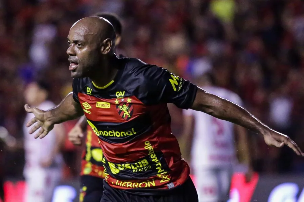 Foto: Rafael Vieira/AGIF – Vagner Love, jogador do Sport, comemora seu gol durante partida contra o Vila Nova-GO no estadio Ilha do Retiro pelo campeonato BRASILEIRO B 2023.