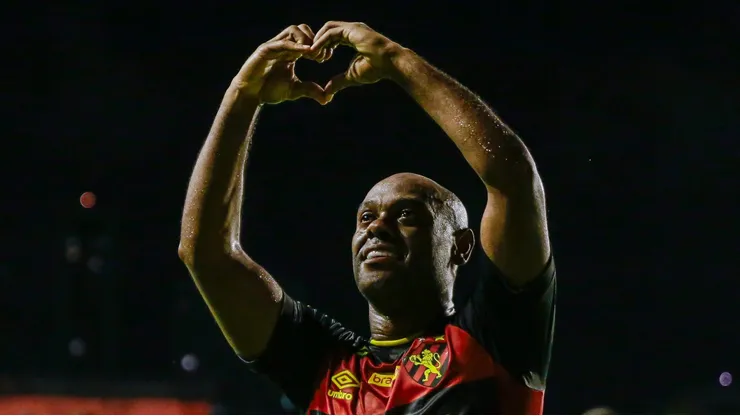 Foto: Rafael Vieira/AGIF - Vagner Love, jogador do Sport, comemora seu gol durante partida contra o Vila Nova-GO no estadio Ilha do Retiro pelo campeonato BRASILEIRO B 2023.