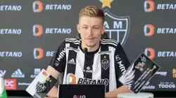 Bruno Fuchs sendo apresentado pelo Atlético em 2022 - (Foto: Pedro Souza/Atlético)