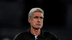 RJ - RIO DE JANEIRO - 20/04/2023 - COPA SUL-AMERICANA 2023, BOTAFOGO X CESAR VALLEJO - Luis Castro tecnico do Botafogo durante partida contra o Cesar Vallejo no estadio Engenhao pelo campeonato Copa Sul-Americana 2023. Foto: Thiago Ribeiro/AGIF