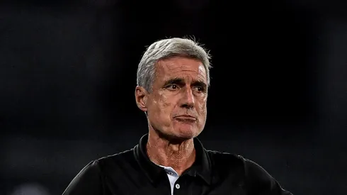 RJ - RIO DE JANEIRO - 20/04/2023 - COPA SUL-AMERICANA 2023, BOTAFOGO X CESAR VALLEJO - Luis Castro tecnico do Botafogo durante partida contra o Cesar Vallejo no estadio Engenhao pelo campeonato Copa Sul-Americana 2023. Foto: Thiago Ribeiro/AGIF