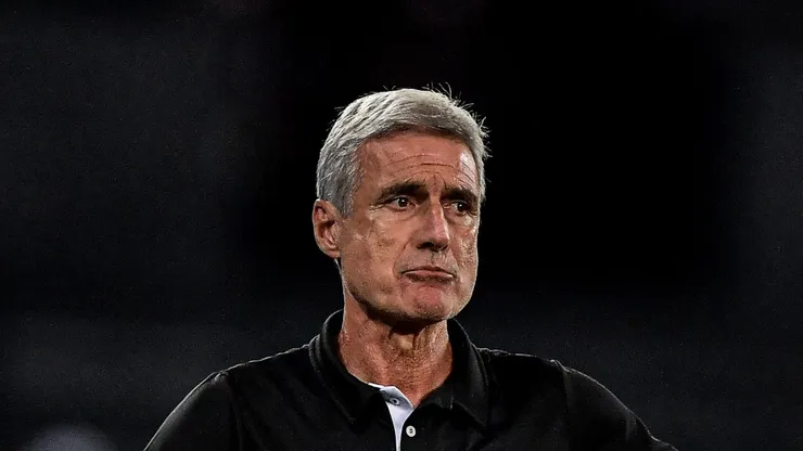 RJ - RIO DE JANEIRO - 20/04/2023 - COPA SUL-AMERICANA 2023, BOTAFOGO X CESAR VALLEJO - Luis Castro tecnico do Botafogo durante partida contra o Cesar Vallejo no estadio Engenhao pelo campeonato Copa Sul-Americana 2023. Foto: Thiago Ribeiro/AGIF