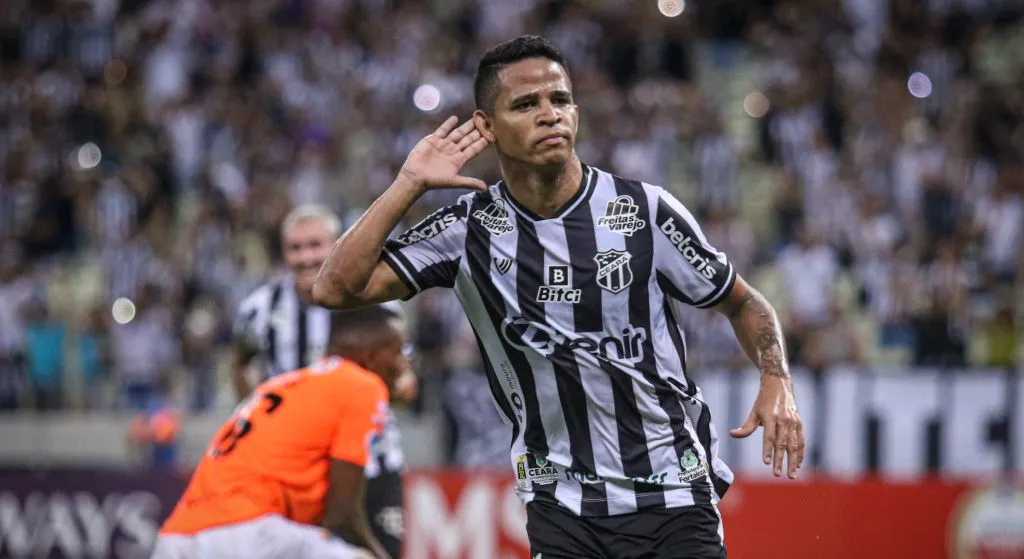 Ceará quer renovar com atacante Erick, artilheiro do Vovô no ano