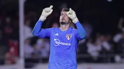 Foto: Ettore Chiereguini/AGIF - Rafael ,jogador do Sao Paulo, comemora penalti defendido em decisao durante partida contra o Sport no estadio Morumbi pelo campeonato Copa do Brasil 2023.