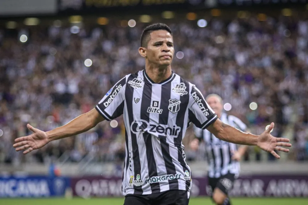 Erick jogador do Ceará comemora seu gol durante partida contra o Deportivo La Guaira no Castelão pela Sul-Americana 2022. Foto: Lucas Emanuel/AGIF