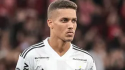 PR - CURITIBA - 18/04/2023 - LIBERTADORES 2023, ATHLETICO-PR X ATLETICO-MG - Pedrinho jogador do Atletico-MG durante execucao do hino nacional antes da partida contra o Athletico-PR no estadio Arena da Baixada pelo campeonato Libertadores 2023. Foto: Robson Mafra/AGIF