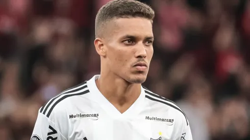 PR - CURITIBA - 18/04/2023 - LIBERTADORES 2023, ATHLETICO-PR X ATLETICO-MG - Pedrinho jogador do Atletico-MG durante execucao do hino nacional antes da partida contra o Athletico-PR no estadio Arena da Baixada pelo campeonato Libertadores 2023. Foto: Robson Mafra/AGIF