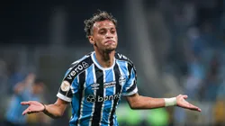 RS - PORTO ALEGRE - 21/05/2023 - BRASILEIRO A 2023, GREMIO X INTERNACIONAL - Bitello jogador do Gremio comemora seu gol durante partida contra o Internacional no estadio Arena do Gremio pelo campeonato BRASILEIRO A 2023. Foto: Maxi Franzoi/AGIF