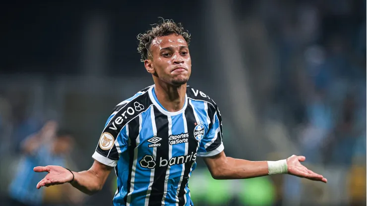 RS - PORTO ALEGRE - 21/05/2023 - BRASILEIRO A 2023, GREMIO X INTERNACIONAL - Bitello jogador do Gremio comemora seu gol durante partida contra o Internacional no estadio Arena do Gremio pelo campeonato BRASILEIRO A 2023. Foto: Maxi Franzoi/AGIF