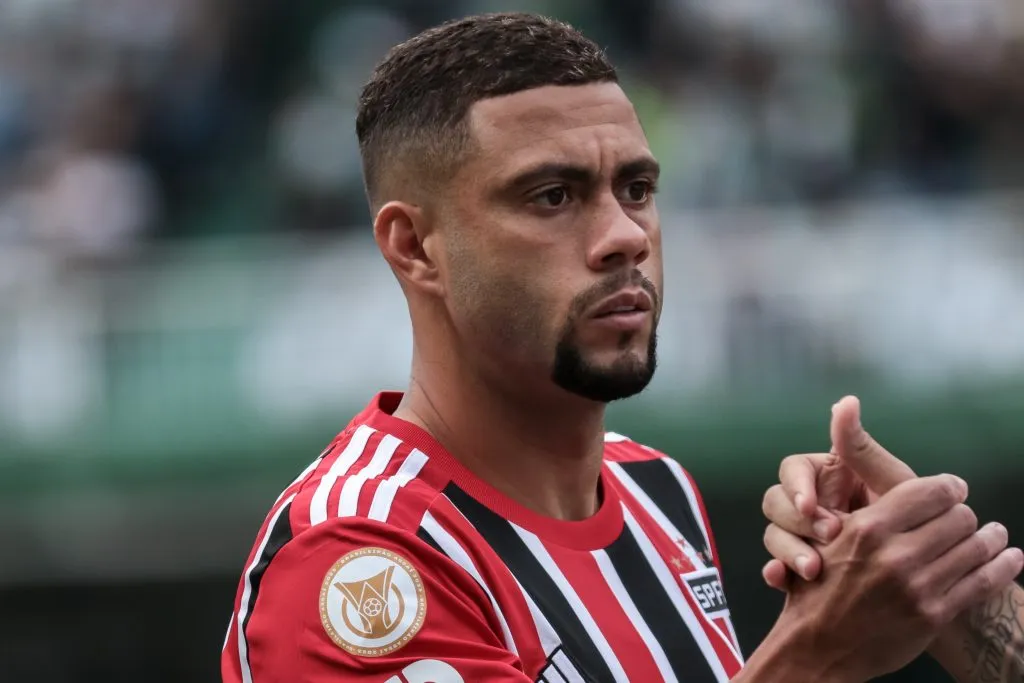 São Paulo ainda deve ao Atlético Goianiense por Wellington Rato Foto: Robson Mafra/AGIF