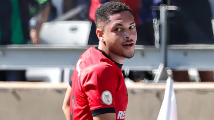 MG - BELO HORIZONTE - 11/06/2023 - BRASILEIRO A 2023, AMERICA-MG X ATHLETICO-PR - Vitor Roque jogador do Athletico-PR comemora seu gol durante partida contra o America-MG no estadio Mineirao pelo campeonato BRASILEIRO A 2023. Foto: Gilson Junio/AGIF