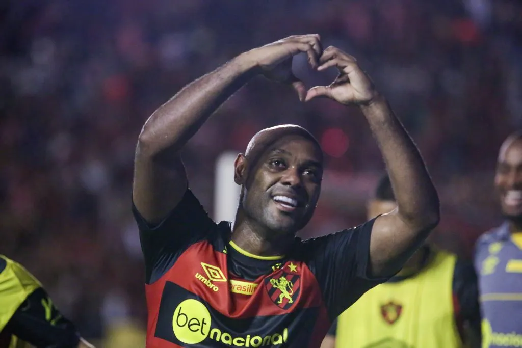 Vagner Love jogador do Sport comemora seu gol durante partida contra o Botafogo-SP na Ilha do Retiro pela Série B 2023. Foto: Rafael Vieira/AGIF