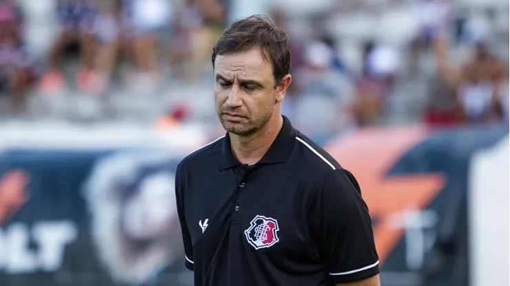 Foto: Rafael Vieira/AGIF - Felipe Conceição, tecnico do Santa Cruz, durante partida contra o Sousa no estadio Arruda pelo campeonato Brasileiro D 2023.