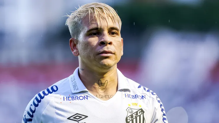 Foto: Marcello Zambrana/AGIF - Soteldo, jogador do Santos, durante partida contra o Ferroviaria no estadio Caninde pelo campeonato Paulista 2023.
