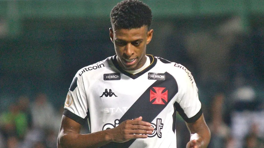 Robson – zagueiro do Vasco (Foto: Gabriel Machado/AGIF)