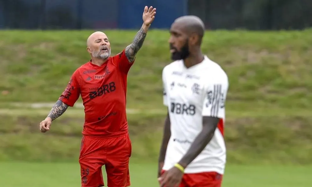 Foto: Marcelo Cortes / CRF – Gerson e Sampaoli durante o treino de sábado.