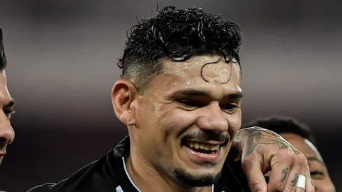 RJ - RIO DE JANEIRO - 10/06/2023 - BRASILEIRO A 2023, BOTAFOGO X FORTALEZA - Tiquinho Soares jogador do Botafogo comemora seu gol com Victor Cuesta jogador da sua equipe durante partida contra o Fortaleza no estadio Engenhao pelo campeonato BRASILEIRO A 2023.