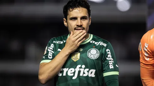 SP - SANTOS - 20/05/2023 - BRASILEIRO A 2023, SANTOS X PALMEIRAS - Raphael Veiga jogador do Palmeiras durante partida contra o Santos no estadio Vila Belmiro pelo campeonato BRASILEIRO A 2023. Foto: Abner Dourado/AGIF