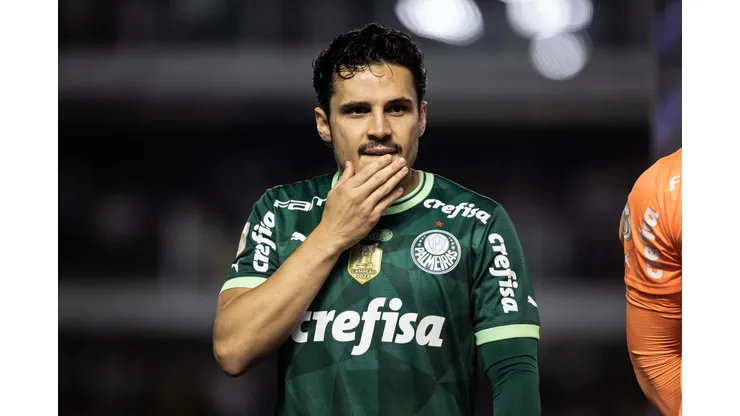 SP - SANTOS - 20/05/2023 - BRASILEIRO A 2023, SANTOS X PALMEIRAS - Raphael Veiga jogador do Palmeiras durante partida contra o Santos no estadio Vila Belmiro pelo campeonato BRASILEIRO A 2023. Foto: Abner Dourado/AGIF
