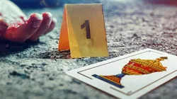 A série da Netflix "O Assassino do Baralho" traz cartas na temática (Foto: Divulgação/Netflix)
