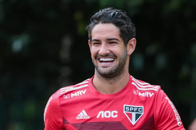 Foto: Marcello Zambrana/AGIF – Alexandre Pato anima a torcida