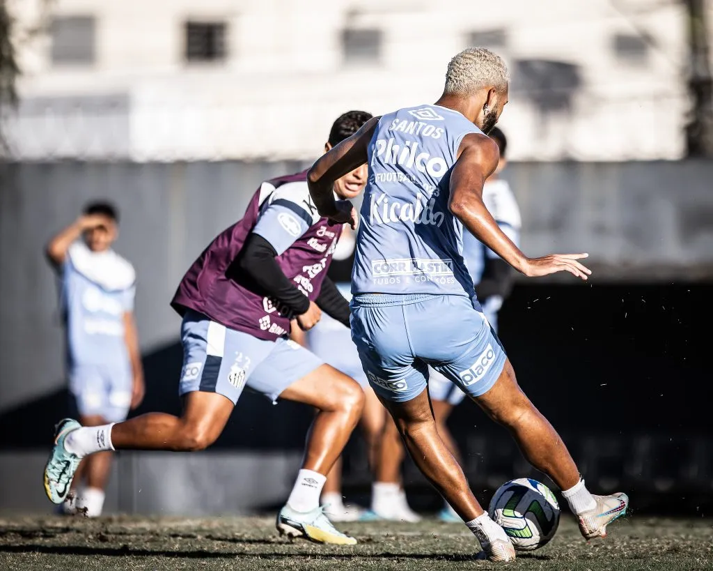 Foto: Raul Baretta/ Santos FC – Nathan (de costas) deve sair do time titular do Peixe para clássico diante do Corinthians