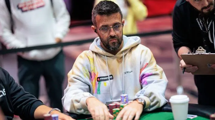André Akkari jogando poker