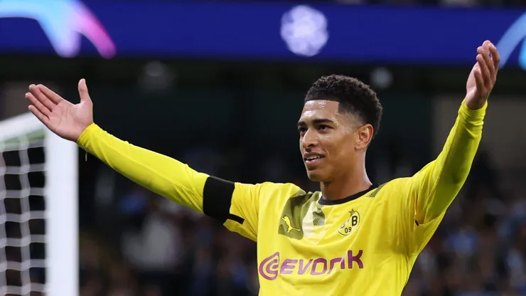 MANCHESTER, ENGLAND - SEPTEMBER 14: Jude Bellingham of Borussia Dortmund celebrates after scoring their sides first goal during the UEFA Champions League group G match between Manchester City and Borussia Dortmund at Etihad Stadium on September 14, 2022 in Manchester, England. (Photo by Alex Pantling/Getty Images)