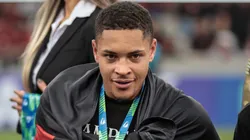 PR - CURITIBA - 09/04/2023 - PARANAENSE 2023, ATHLETICO-PR X FC CASCAVEL - Vitor Roque, jogador do Athletico-PR, comemora titulo de campeao durante cerimonia de premiacao apos vitoria contra o FC Cascavel em partida no estadio Arena da Baixada pela decisao do campeonato Paranaense 2023. Foto: Robson Mafra/AGIF