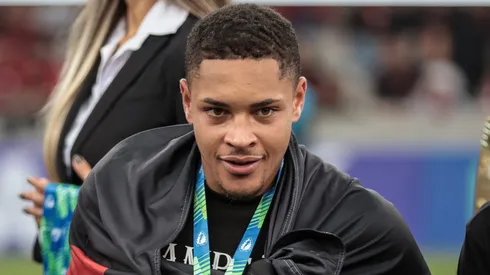 PR - CURITIBA - 09/04/2023 - PARANAENSE 2023, ATHLETICO-PR X FC CASCAVEL - Vitor Roque, jogador do Athletico-PR, comemora titulo de campeao durante cerimonia de premiacao apos vitoria contra o FC Cascavel em partida no estadio Arena da Baixada pela decisao do campeonato Paranaense 2023. Foto: Robson Mafra/AGIF