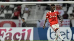 Vitão, do Internacional, durante partida contra o Botafogo no Nilton Santos pelo Brasileiro 2022. Foto: Thiago Ribeiro/AGIF