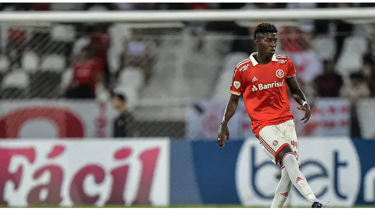 Vitão, do Internacional, durante partida contra o Botafogo no Nilton Santos pelo Brasileiro 2022. Foto: Thiago Ribeiro/AGIF