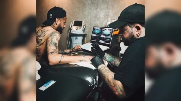 Neymar fez uma tatuagem para homenagear o poker (Foto: Reprodução TikTok)