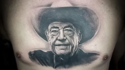 Um admirador de Doyle Brunson tatuou o rosto dele no peito (Foto: Reprodução/Instagram oficial @janytattoo)