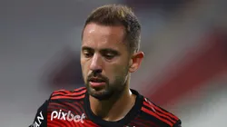 LIMA, PERU - APRIL 05: Everton Ribeiro of Flamengo grabs the ball during a match between Sporting Cristal and Flamengo as part of Copa CONMEBOL Libertadores 2022 at Estadio Nacional de Lima on April 5, 2022 in Lima, Peru. (Photo by Leonardo Fernandez/Getty Images)