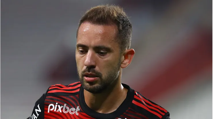 LIMA, PERU - APRIL 05: Everton Ribeiro of Flamengo grabs the ball during a match between Sporting Cristal and Flamengo as part of Copa CONMEBOL Libertadores 2022 at Estadio Nacional de Lima on April 5, 2022 in Lima, Peru. (Photo by Leonardo Fernandez/Getty Images)