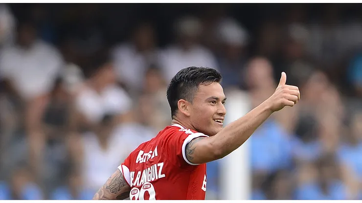 Aranguiz, do Internacional, comemora seu gol durante partida contra o Santos pelo Campeonato Brasileiro na Vila Belmiro. Foto: Mauro Horita/AGIF